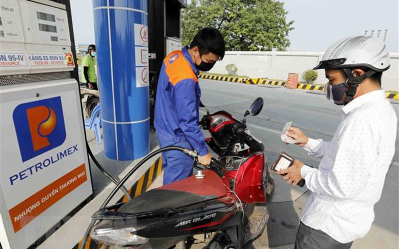 Mua, bán xăng tại cửa hàng bán lẻ xăng, dầu Petrolimex. (Ảnh: Trần Việt/TTXVN)