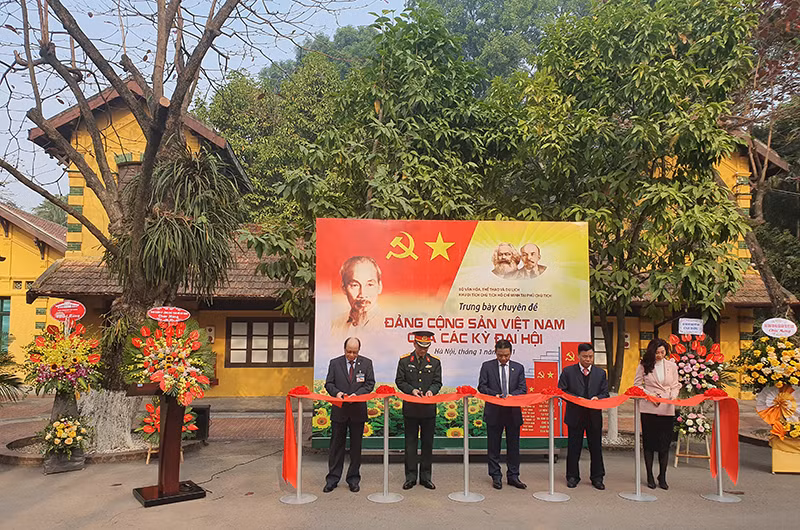 Cắt băng khai mạc triển lãm.