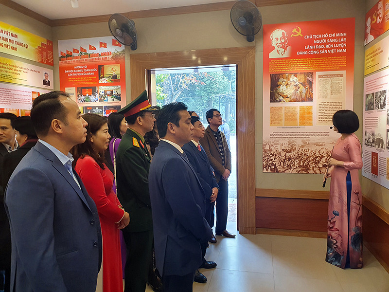 Đại biểu và nhân dân xem triển lãm. Triển lãm chuyên đề: Đảng Cộng sản Việt Nam qua các kỳ Đại hội -0