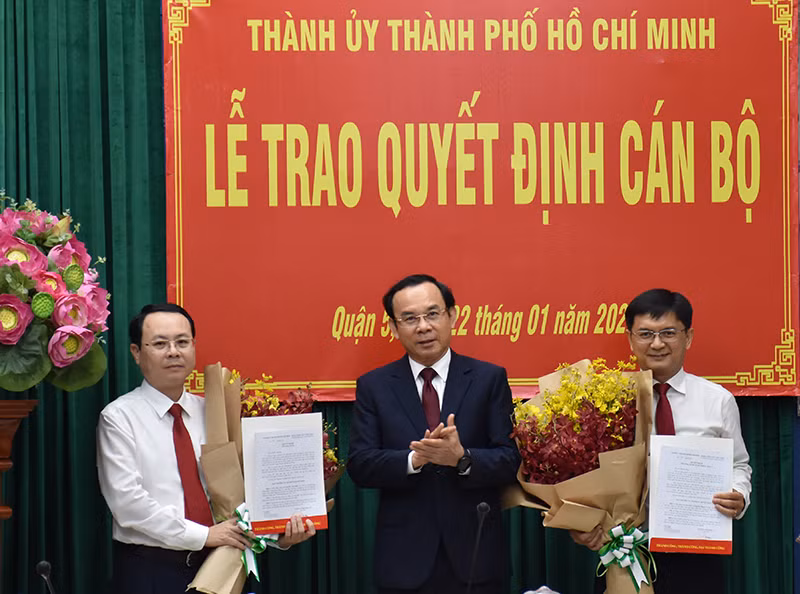 Đồng chí Nguyễn Văn Nên, Bí thư T.Ư Đảng, Bí thư Thành ủy TP Hồ Chí Minh trao quyết định cán bộ cho hai đồng chí Nguyễn Văn Hiếu (bìa trái) và đồng chí Nguyễn Mạnh Cường.