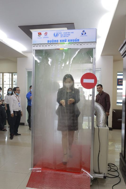 Buồng khử khuẩn toàn thân. Sáng tạo trẻ phòng, chống dịch Covid-19 -0