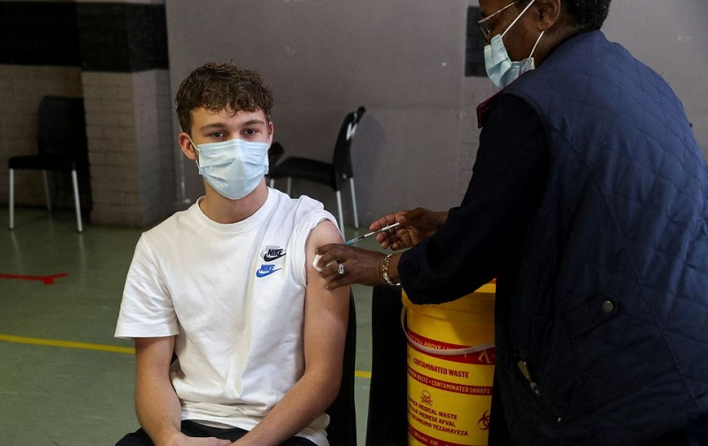 Tiêm vaccine phòng Covid-19 cho thanh thiếu niên ở Johannesburg, Nam Phi, ngày 9/12/2021. (Ảnh: REUTERS) Thế giới ghi nhận trên 9,4 triệu ca nhiễm Covid-19 trong tuần cuối cùng năm 2021 -0