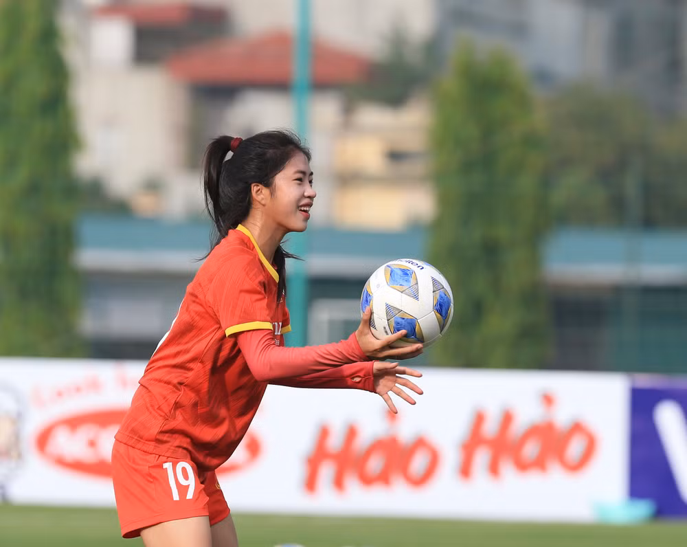 Đội tuyển nữ làm quen với các bài tập thể lực của chuyên gia nước ngoài -0
