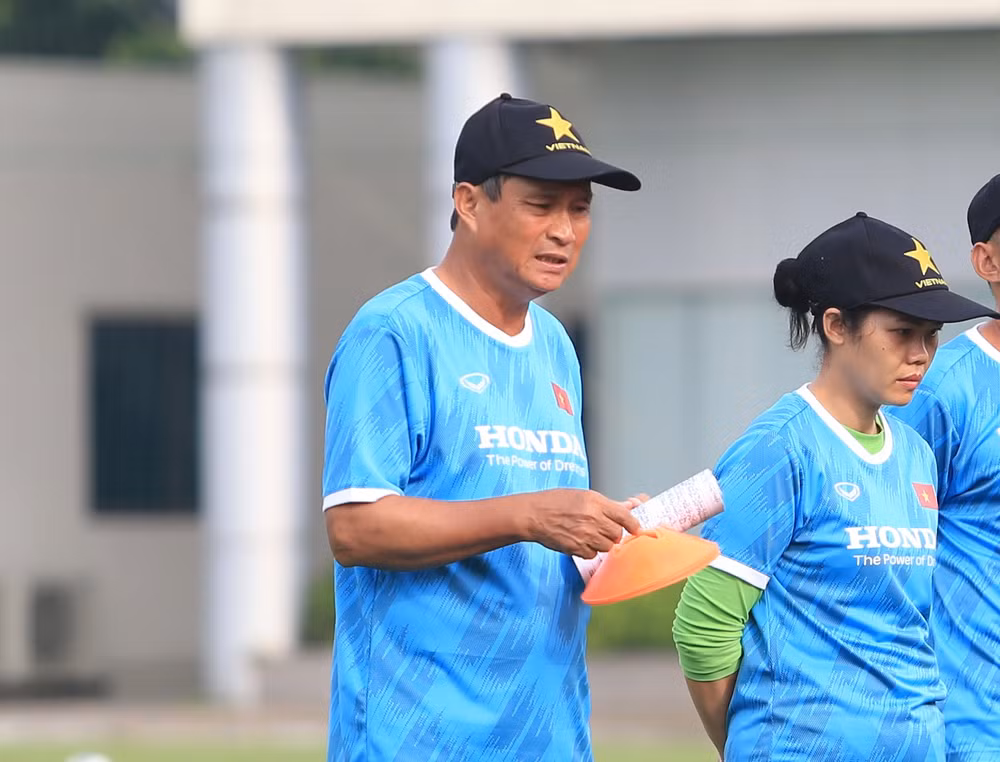 Đội tuyển nữ làm quen với các bài tập thể lực của chuyên gia nước ngoài -0