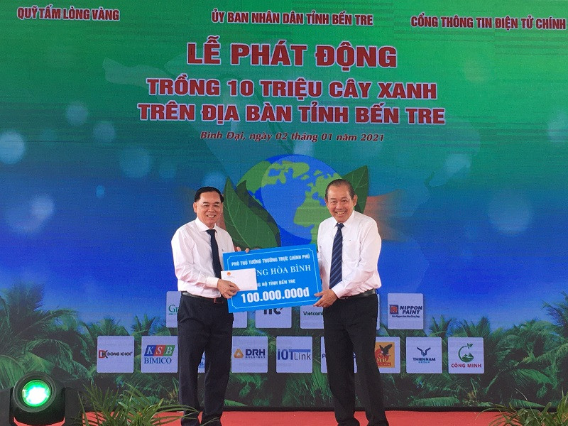 Phó Thủ tướng Thường Trương Hòa Bình ủng hộ tỉnh Bến Tre 100 triệu đồng trồng cây xanh.