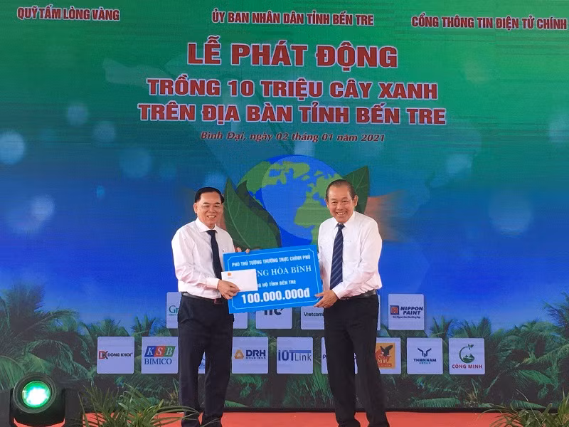 Phó Thủ tướng Thường Trương Hòa Bình ủng hộ tỉnh Bến Tre 100 triệu đồng trồng cây xanh.