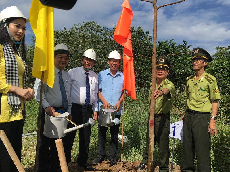 Phó Thủ tường Thường trực Trương Hòa Bình cùng lãnh đạo chính quyền địa phương trồng cây trên các tuyến đường tại huyện Bình Đại. Bến Tre phát động trồng 10 triệu cây xanh -0