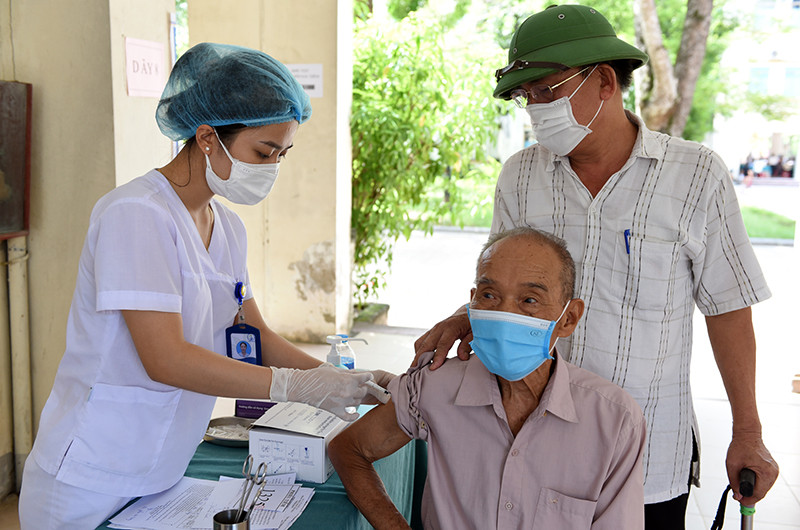 Nghệ An tập trung đẩy nhanh tiến độ tiêm vaccine cho người dân.