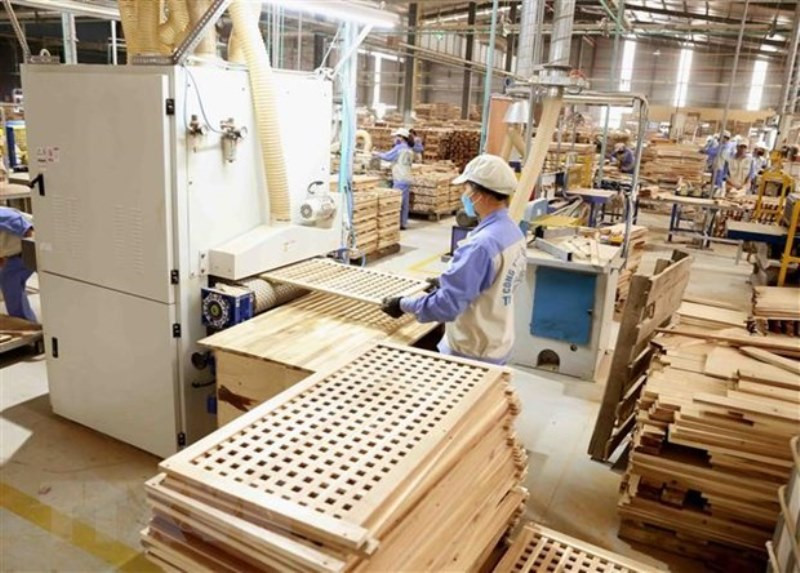 Sản xuất đồ gỗ xuất khẩu sang thị trường EU tại Công ty cổ phần WOODSLAND Tuyên Quang. (Ảnh: TTXVN) Việt Nam-Luxembourg thúc đẩy quan hệ thương mại và đầu tư -0