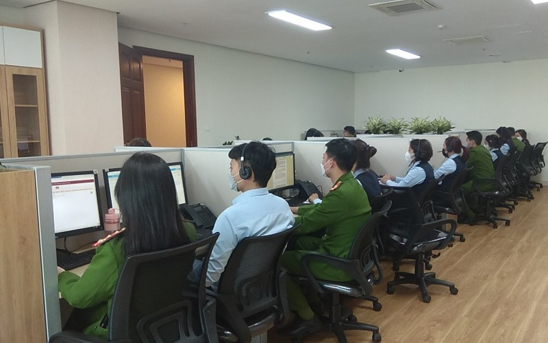 Hệ thống tổng đài thuộc Trung tâm dữ liệu quốc gia về dân cư sẽ giải đáp các vướng mắc về việc cấp căn cước công dân gắn chip. Ra mắt hệ thống tổng đài giải đáp vướng mắc về căn cước công dân -0
