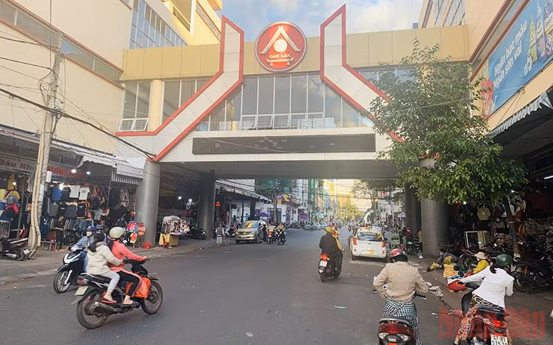 Các hoạt động tại thành phố Buôn Ma Thuột từng bước thích ứng an toàn với dịch Covid-19.