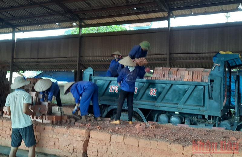 Tại nhà máy có gần 40 công nhân chia theo ca, kíp liên tục suốt cả ngày. Nhức nhối nhà máy gạch hoạt động gây ô nhiễm môi trường ở Điện Biên Phủ -0