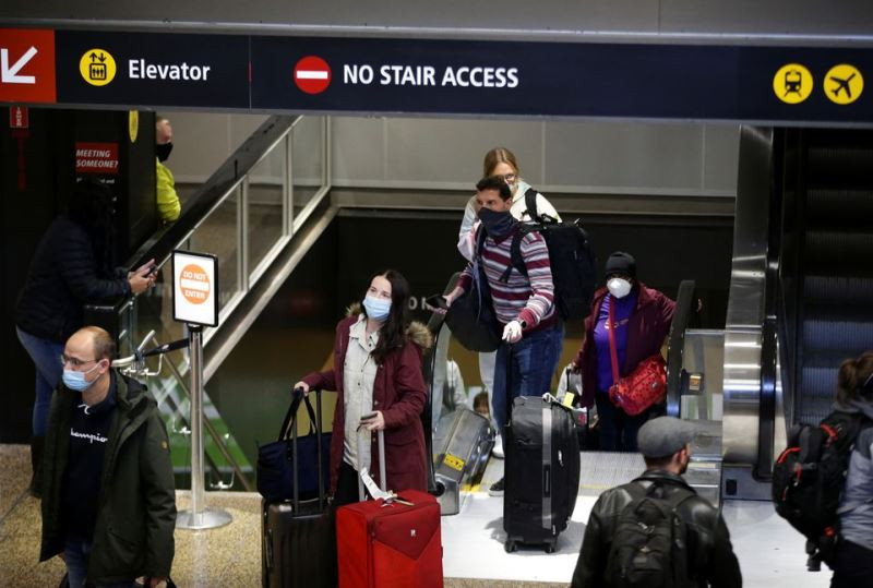 Hành khách tại sân bay Sea-Tac ở Seattle, Washington, Mỹ, ngày 8/11. (Ảnh: Reuters) Tâm dịch châu Âu diễn biến phức tạp trước lo ngại về biến thể Omicron -0