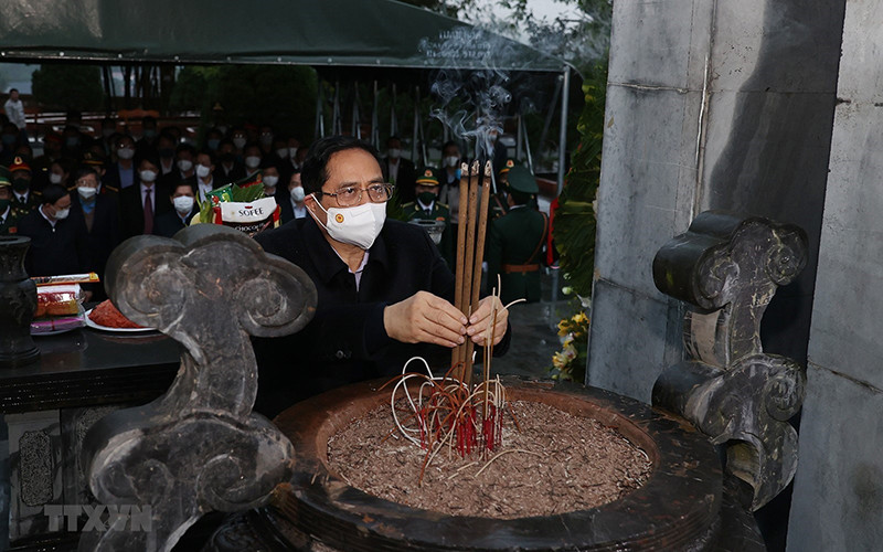 Thủ tướng Phạm Minh Chính và đoàn công tác của Trung ương dâng hương tại Khu tưởng niệm các Anh hùng, liệt sĩ Pò Hèn. Ảnh TTXVN Thủ tướng Phạm Minh Chính thăm, chúc Tết công nhân, người lao động ngành than -0