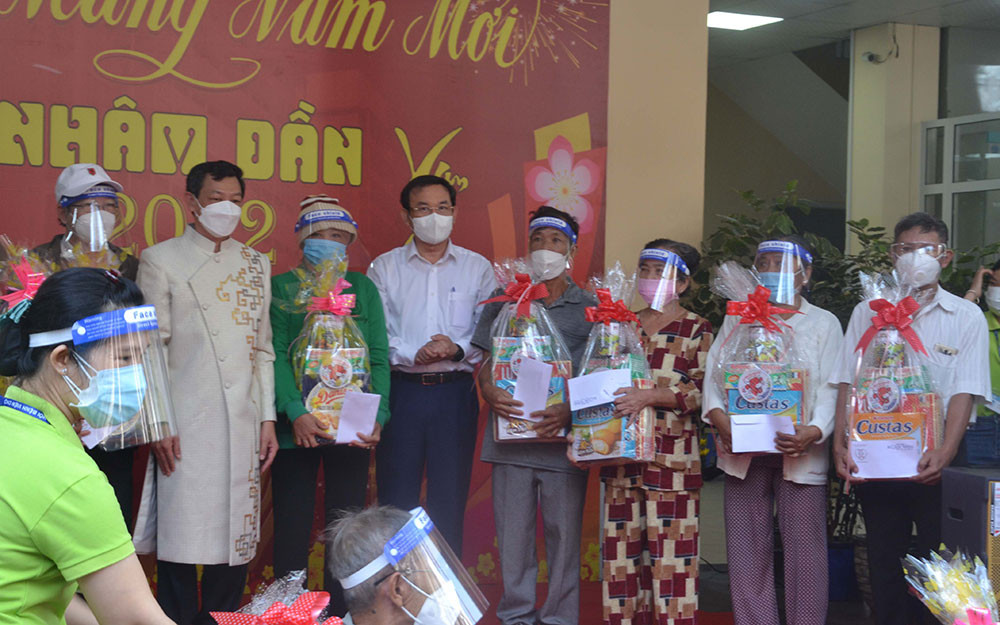 Trao quà cho các bệnh nhân nghèo đang điều trị tại Bệnh viện Chợ Rẫy không thể về quê ăn Tết. Rực rỡ đường hoa Chợ Rẫy -0