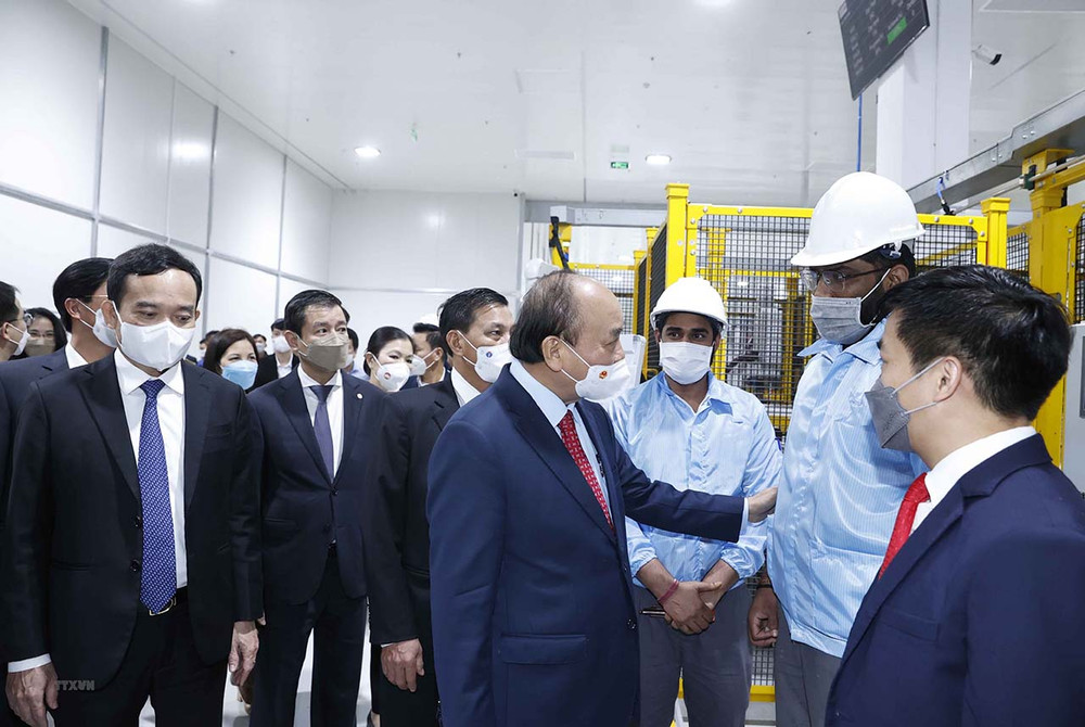 Chủ tịch nước Nguyễn Xuân Phúc thăm hỏi, động viên công nhân và chuyên gia đang làm việc tại Nhà máy sản xuất ô-tô VinFast. (Ảnh: TTXVN) Chủ tịch nước thăm, chúc Tết công nhân Công ty cổ phần sản xuất và kinh doanh Vinfast -0