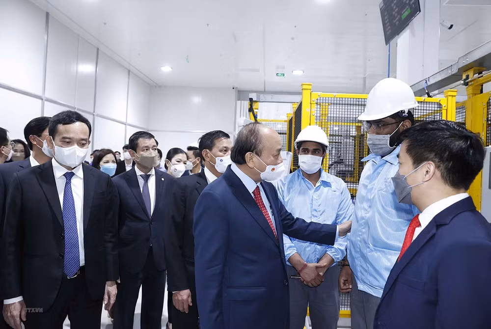 Chủ tịch nước thăm, chúc Tết công nhân Công ty cổ phần sản xuất và kinh doanh Vinfast -0