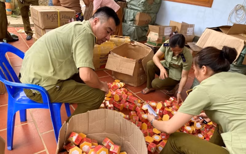 Lực lượng QLTT Hà Giang kiểm tra, thu giữ sản phẩn mỹ phẩm không có hóa đơn chứng từ tại huyện Bắc Quang.