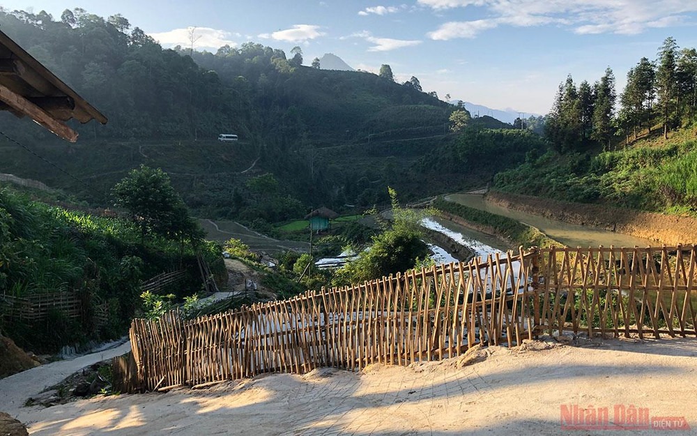 Con đường dốc đi lên nhà sàn. Kỳ 1: Homestay “Nhà em ở lưng đồi” -1