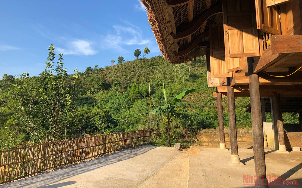 Khoảng sân được Nâng - Cân tự tay láng xi-măng sạch sẽ. Kỳ 1: Homestay “Nhà em ở lưng đồi” -0