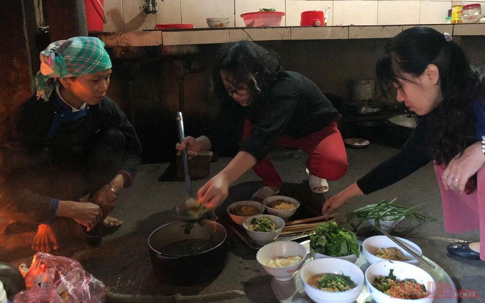 Buổi sáng, khách xuống nhà nấu bữa sáng cùng chủ nhà. Kỳ 1: Homestay “Nhà em ở lưng đồi” -0