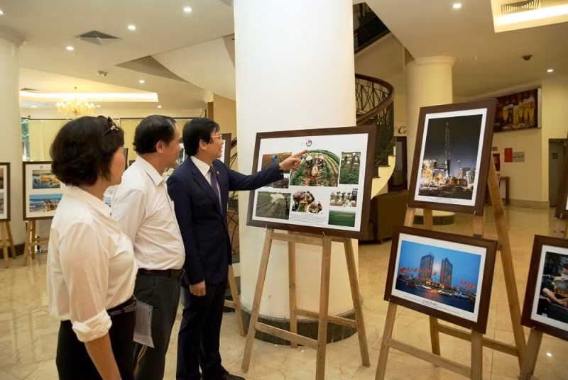 Các đại biểu tham quan triển lãm.