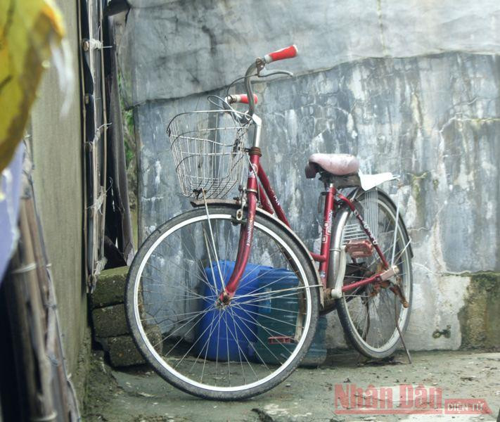 Chiếc xe đạp ông Đáp thường dùng để vào làng mua rau và về thăm con cháu. Bài 3: Hơn ba mươi năm giữ “tường chắn sóng” cho làng -0