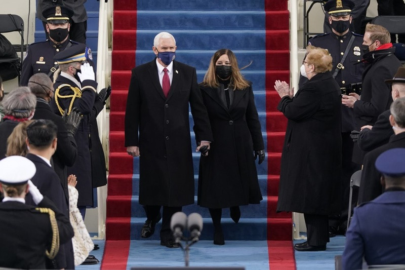 Phó Tổng thống Mike Pence và phu nhân Karen cũng có mặt tại buổi lễ. Trước đó ít giờ, Tổng thống Donald Trump đã rời Nhà trắng, trở thành Tổng thống Mỹ đầu tiên sau hơn 150 năm không tham dự lễ nhậm chức của người kế nhiệm.(Ảnh: AP) Ảnh -0