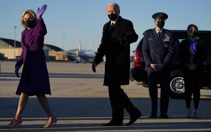 Tổng thống đắc cử Joe Biden và phu nhân Jill Biden tới căn cứ không quân Andrews, ngày 19-1. (Ảnh: AP) Lễ nhậm chức Tổng thống chưa từng có trong lịch sử nước Mỹ -0