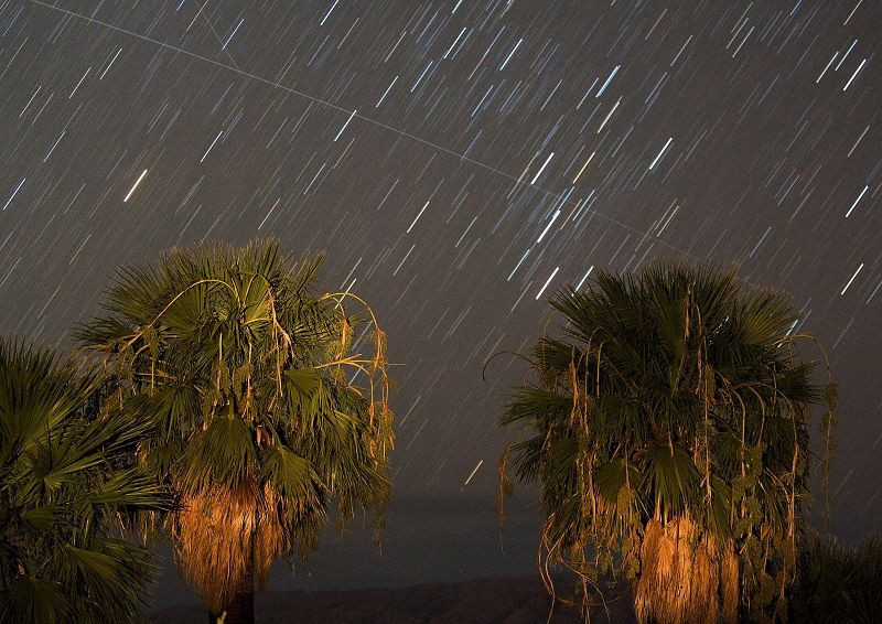 Sao băng Perseid rơi khi một vệ tinh bay ngang bầu trời vào sáng sớm ngày 12-8-2008, trong Khu giải trí Quốc gia Lake Mead, Nevada, Mỹ. Ảnh: Getty Images. Mưa sao băng Perseid sắp đạt đỉnh trong vài ngày tới -0