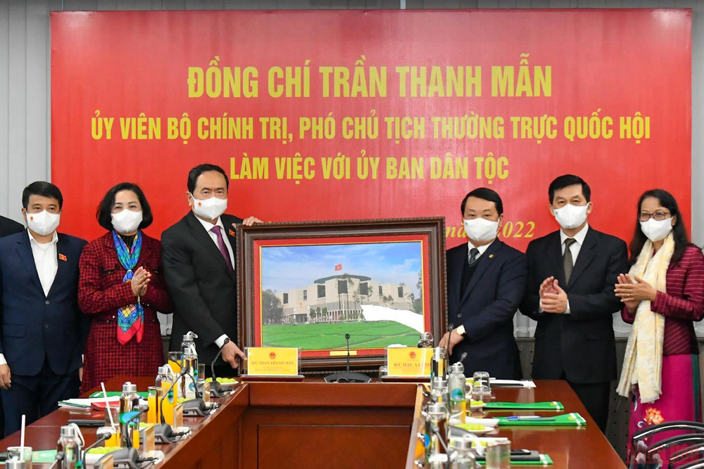 Đồng chí Trần Thanh Mẫn, Ủy viên Bộ Chính trị, Phó Chủ tịch Thường trực Quốc hội trao quà tặng Ủy ban Dân tộc. (Ảnh: Thủy Nguyên) Nắm bắt đời sống để hỗ trợ đồng bào dân tộc thiểu số trở về từ vùng dịch -0