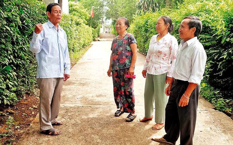 Ông Gia trao đổi với những người cao tuổi ở thị trấn Hồ Xá về công tác bầu cử. Người Anh hùng năm lần được gặp Bác Hồ -0