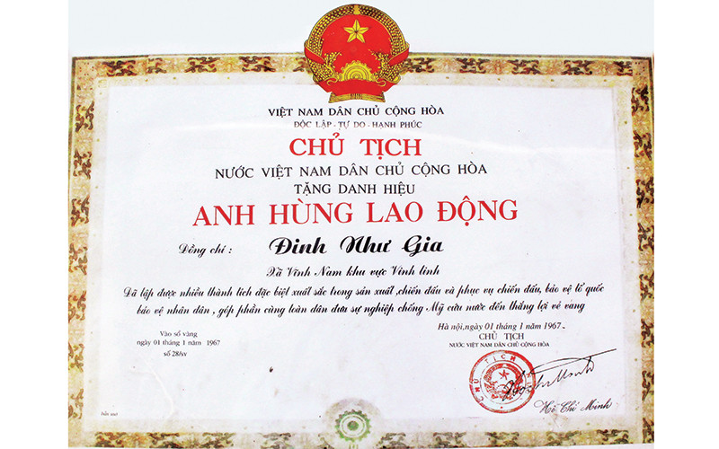Danh hiệu cao quý Anh hùng Lao động của ông Đinh Như Gia vẫn còn in đậm chữ ký của Chủ tịch Hồ Chí Minh. Người Anh hùng năm lần được gặp Bác Hồ -0