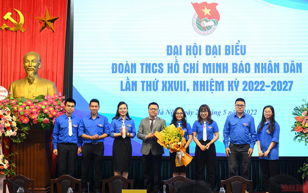 Tổng Biên tập Lê Quốc Minh tặng hoa chúc mừng Ban Chấp hành Đoàn Thanh niên Báo Nhân Dân nhiệm kỳ 2022-2027. (Ảnh: THÀNH ĐẠT) Tuổi trẻ Báo Nhân Dân phát huy truyền thống, kiến tạo thành công mới -0