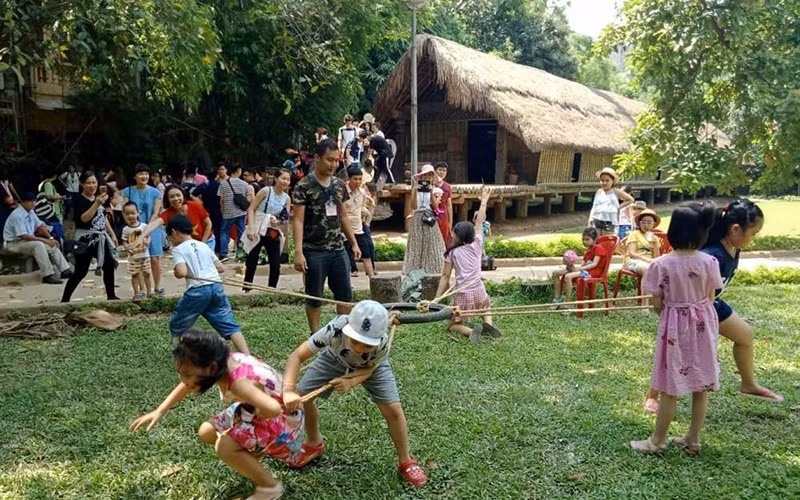 Trải nghiệm các trò chơi dân gian tại Bảo tàng Dân tộc học Việt Nam. Ảnh: HÀ TRANG