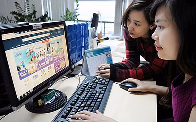Nhiều người tiêu dùng chọn giải pháp mua hàng trực tuyến trong bối cảnh dịch Covid-19. Ảnh: HẢI ANH