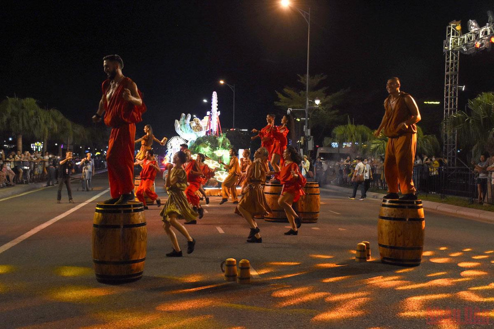 Tiết mục biểu diễn trống malambo của các nghệ sĩ quốc tế. Sôi động Carnival đường phố “Take me to the Sun” tại Đà Nẵng -0