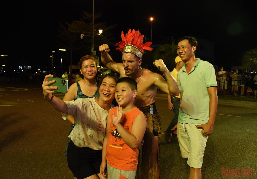 Người dân chụp ảnh lưu niệm cùng các nghệ sĩ. Sôi động Carnival đường phố “Take me to the Sun” tại Đà Nẵng -0
