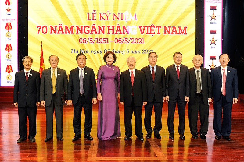 Tổng Bí thư Nguyễn Phú Trọng với các đại biểu dự lễ kỷ niệm. Ảnh: ĐĂNG KHOA Tổng Bí thư Nguyễn Phú Trọng dự kỷ niệm 70 năm Ngày thành lập Ngân hàng Việt Nam -0