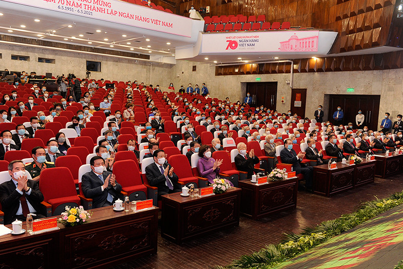Các đồng chí lãnh đạo, nguyên lãnh đạo Đảng, Nhà nước và các đại biểu dự lễ kỷ niệm. Ảnh: ĐĂNG KHOA Tổng Bí thư Nguyễn Phú Trọng dự kỷ niệm 70 năm Ngày thành lập Ngân hàng Việt Nam -0