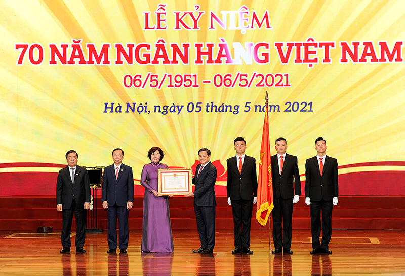 Phó Thủ tướng Lê Minh Khái trao Huân chương Lao động hạng Nhất cho Ngân hàng Nhà nước Việt Nam. Ảnh: ĐĂNG KHOA Tổng Bí thư Nguyễn Phú Trọng dự kỷ niệm 70 năm Ngày thành lập Ngân hàng Việt Nam -0