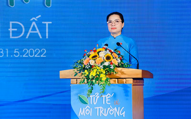 Chủ tịch Hội Liên hiệp Phụ nữ Việt Nam Hà Thị Nga phát biểu ý kiến.