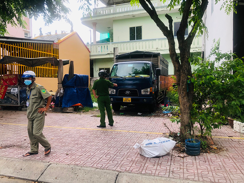 Lực lượng chức năng phường Quang Vinh, TP Biên Hòa (Đồng Nai) phát hiện 1 người lang thang nằm dưới gầm xe tải nhiều ngày. Nhiều người lang thang trên đường phố Biên Hòa cần được hỗ trợ -0