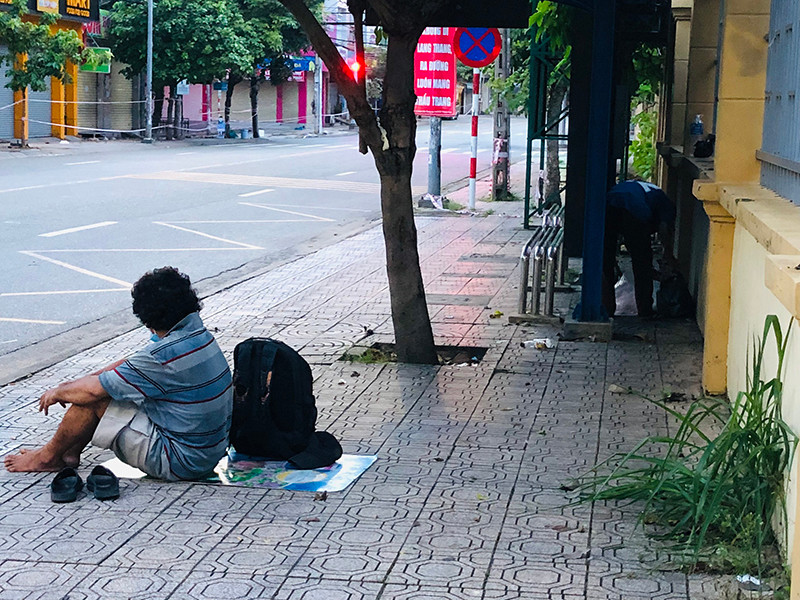 Anh K. chọn trạm chờ xe buýt để nghỉ ngơi tạm sau một ngày đi lang thang. Nhiều người lang thang trên đường phố Biên Hòa cần được hỗ trợ -0