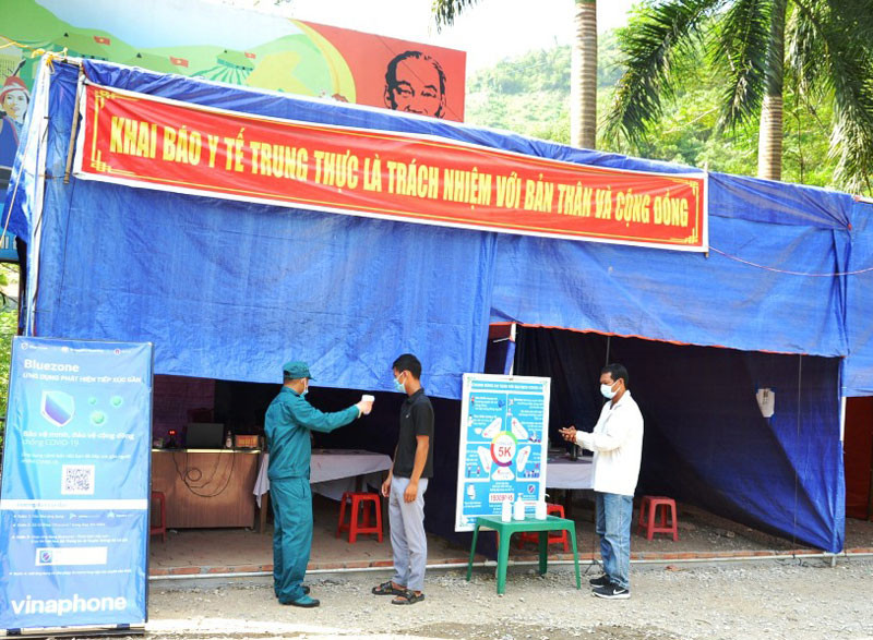 Đo thân nhiệt và khai báo y tế trước khi vào địa bàn tỉnh Lào Cai. Phát huy hiệu quả Tổ phòng, chống dịch Covid-19 ở huyện Bảo Yên -0