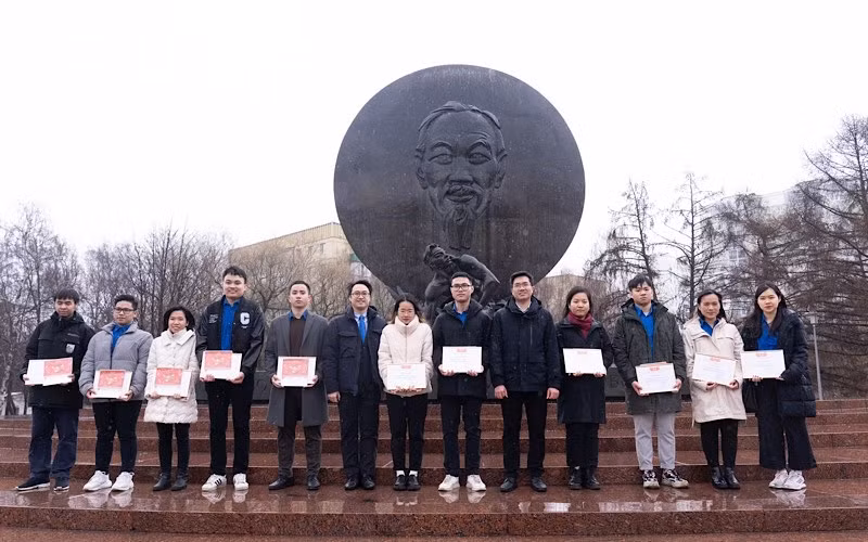 Trao giấy khen tặng các tổ chức cơ sở Đoàn. (ẢNH: THANH THỂ)