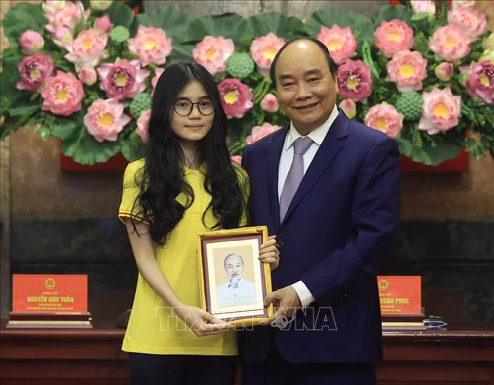 Chủ tịch nước Nguyễn Xuân Phúc gặp mặt gương mặt trẻ Việt Nam tiêu biểu năm 2021 -0