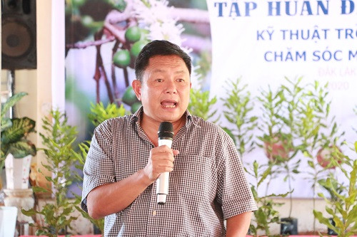 Ông Huỳnh Ngọc Huy giải đáp các thắc mắc tại buổi tập huấn. Cây Mắc ca sẵn sàng hành trình tỷ đô -0