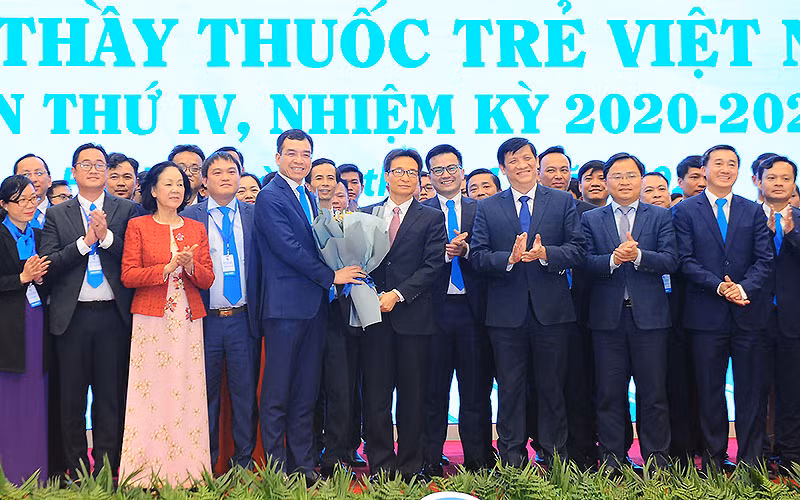 Chủ tịch và Ban Chấp hành T.Ư Hội Thầy thuốc trẻ Việt Nam khóa IV, nhiệm kỳ 2020-2025 ra mắt Đại hội.