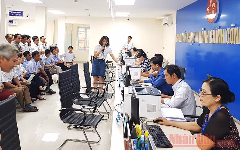 Cán bộ Trung tâm phục vụ Hành chính công tỉnh Quảng Trị giới thiệu quy trình tiếp nhận và trả kết quả giải quyết TTHC cho cán bộ xã, phường, thị trấn. Ảnh: LÂM QUANG HUY